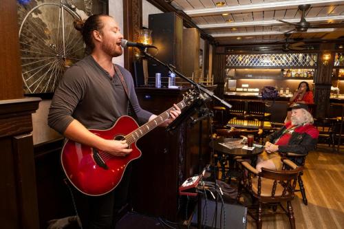Live Music with Lee Symons - Day 6
